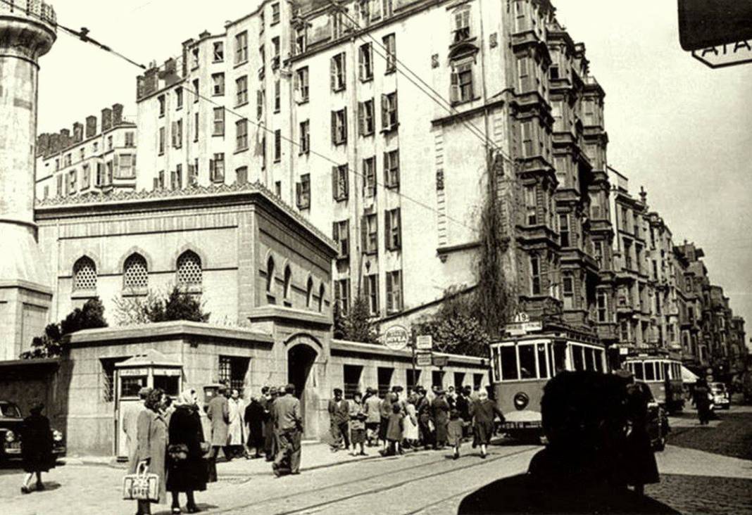 Beyoğlu'nun ismindeki "Bey" ve "Oğlu" Kim? 23